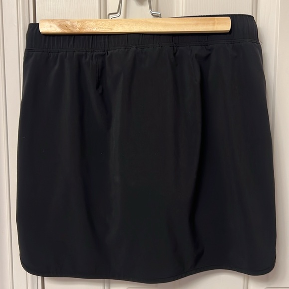 Athleta black skort with two zippered pockets - Picture 4 of 6